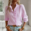 Nina – Bluse med flæser og V-hals