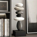 Minimalistisk stablet stenskulptur til et roligt interiør