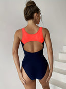 Amanda – Rundhalset Et Stykke Badedragt med Racerback og kontraststriber