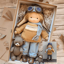 StoryWoven - Håndlavet Waldorf-dukke med bløde naturlige materialer
