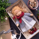 StoryWoven - Håndlavet Waldorf-dukke med bløde naturlige materialer