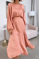 Natalie - Dame satin kjole med slids og rund hals