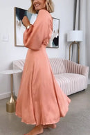 Natalie - Dame satin kjole med slids og rund hals