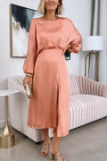 Natalie - Dame satin kjole med slids og rund hals