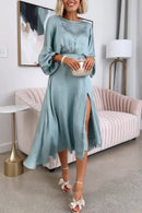 Natalie - Dame satin kjole med slids og rund hals