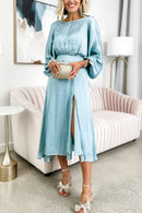 Natalie - Dame satin kjole med slids og rund hals