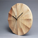 Rundt vægur i træ med geometrisk design