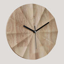 Rundt vægur i træ med geometrisk design