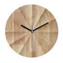 Rundt vægur i træ med geometrisk design