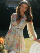 Maya – Stilfuld minikjole med blomsterprint V-hals og lange ærmer