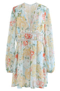 Maya - Stilfuld Minikjole med Blomsterprint, V-hals & Lange