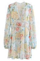 Maya – Stilfuld minikjole med blomsterprint V-hals og lange ærmer