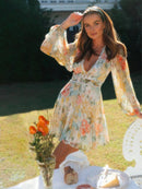 Maya – Stilfuld minikjole med blomsterprint V-hals og lange ærmer