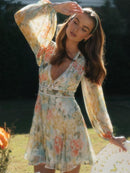 Maya – Stilfuld minikjole med blomsterprint V-hals og lange ærmer