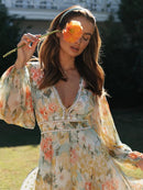 Maya – Stilfuld minikjole med blomsterprint V-hals og lange ærmer