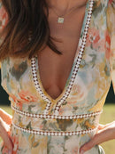 Maya – Stilfuld minikjole med blomsterprint V-hals og lange ærmer