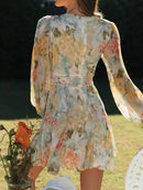 Maya – Stilfuld minikjole med blomsterprint V-hals og lange ærmer