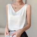 Mabel – Moderigtig bluse med V-hals og ærmeløst design