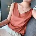 Mabel – Moderigtig bluse med V-hals og ærmeløst design