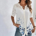 Ava - Bluse med blomsterprint og knaplukning foran