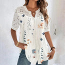 Ava - Bluse med blomsterprint og knaplukning foran