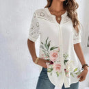 Ava - Bluse med blomsterprint og knaplukning foran