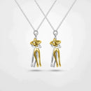 WarmhugKærlighedspar, der krammer halskæde